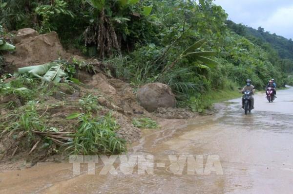 Mưa lớn khiến đường Hồ Chí Minh bị sạt lở nhiều điểm