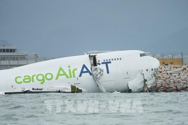 Hong Kong (Trung Quốc) trục vớt máy bay chở hàng Boeing rơi xuống biển