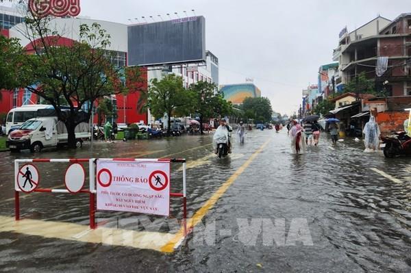 Huế: Nhiều tuyến đường bị chia cắt, lũ sông Hương vẫn trên báo động 3