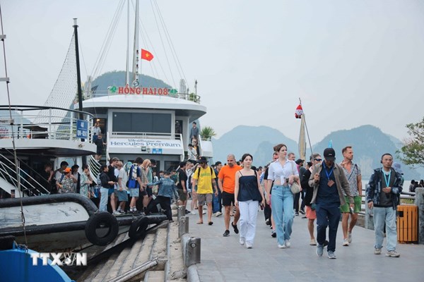 Khách Trung Quốc trở lại Quảng Ninh, du lịch biên giới sôi động trở lại