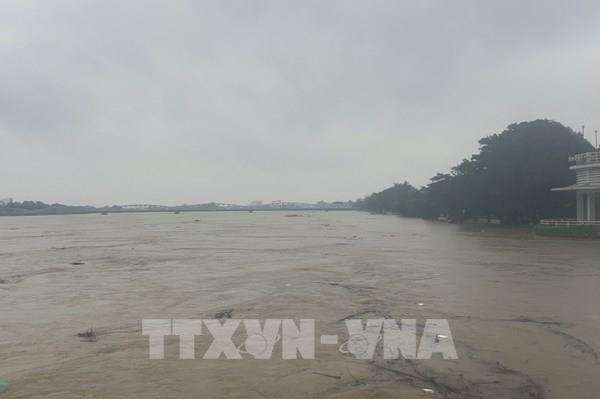 Lũ đạt đỉnh, miền Trung tiếp tục mưa lớn, nguy cơ ngập lụt diện rộng