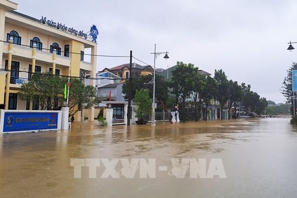 Lũ trên sông Hương vẫn ở mức cao, trung tâm TP Huế ngập sâu