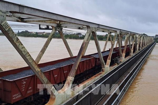 Huế: Huy động 19 toa tàu gia tải mặt cầu đường sắt Bạch Hổ