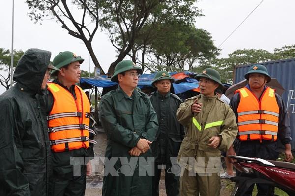 Khẩn trương ứng cứu, đưa người dân Đà Nẵng ở khu vực ngập sâu đến nơi an toàn
