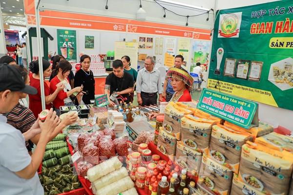 Hội chợ Mùa Thu 2025: Khách nườm nượp săn ưu đãi “khủng”
