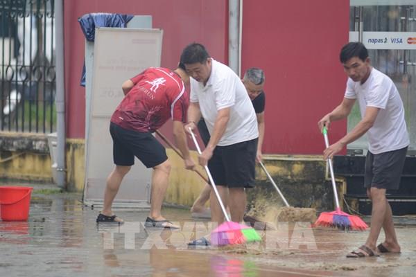 Người dân Huế tất bật dọn dẹp sau khi nước rút