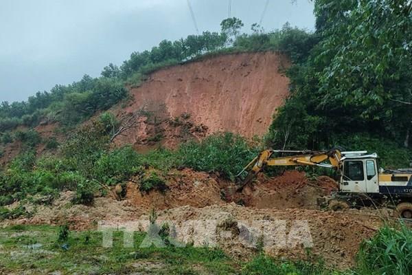 Quảng Ngãi: Đá trên núi “phủ” kín mặt đường Hồ Chí Minh