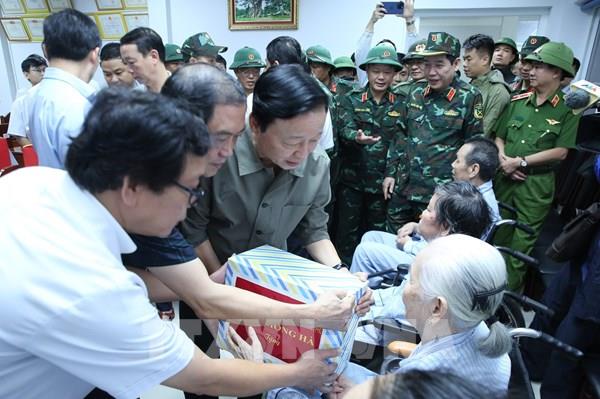 Phó Thủ tướng Trần Hồng Hà động viên người dân bị mưa lũ ở Huế