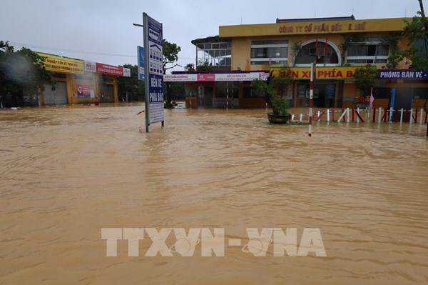 Huế: Nhiều khu vực trũng thấp vẫn bị ngập sâu trong nước lũ