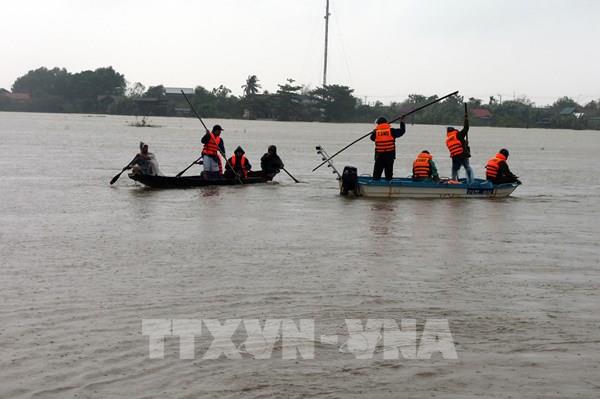 Mưa lũ tại miền Trung: Cảnh báo nhiều trường hợp lật ghe bị đuối nước
