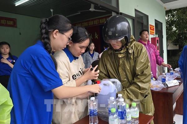 Tình người nơi “rốn lũ” Đà Nẵng