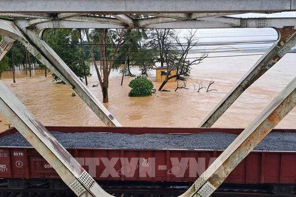 Huế điều hai đoàn tàu hơn 1.600 tấn gia tải chống trôi cầu đường sắt Bạch Hổ