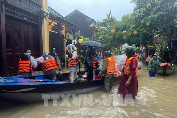 Đà Nẵng: Kịp thời hỗ trợ thức ăn, nước uống, nhu yếu phẩm cho người dân vùng lũ