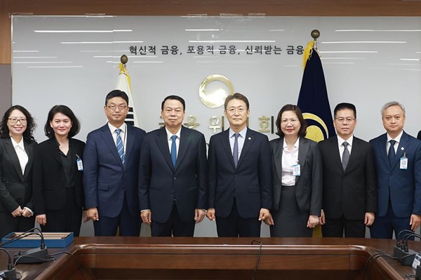 Hợp tác quốc tế nâng cao năng lực giám sát thị trường chứng khoán