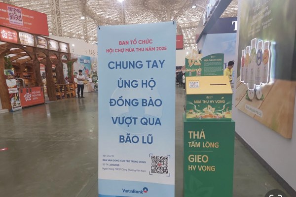 Số tiền ủng hộ đồng bào lũ lụt đạt hơn 211 triệu đồng sau 4 ngày Hội chợ Mùa Thu