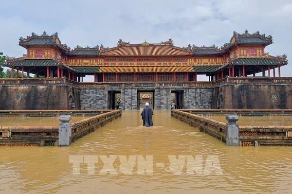 Lũ trên các sông ở Huế đang xuống dần nhưng nhiều nơi vẫn bị ngập