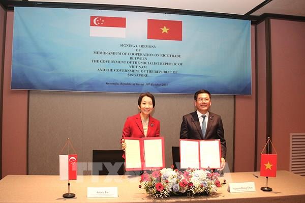Việt Nam và Singapore ký MOC thương mại gạo