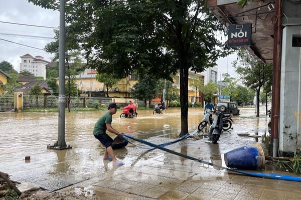 Huế khẩn trương dọn vệ sinh sau khi nước rút