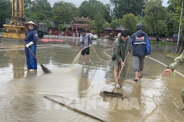 Huế khẩn trương dọn vệ sinh sau khi nước rút
