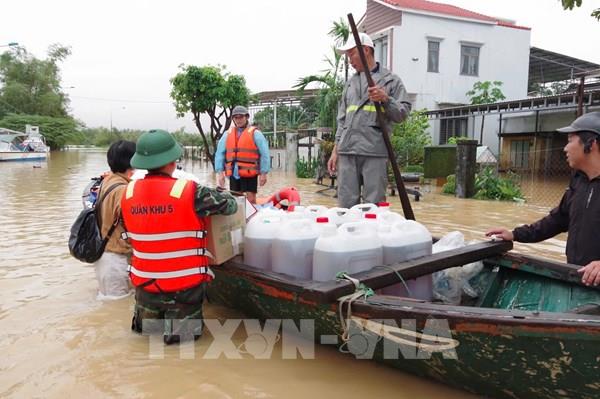 Đà Nẵng xuyên đêm vượt lũ hỗ trợ nhân dân vùng ngập sâu