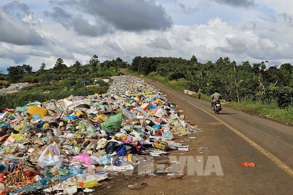Rác thải tràn ra Quốc lộ 14C, gây ô nhiễm và nguy cơ tai nạn giao thông