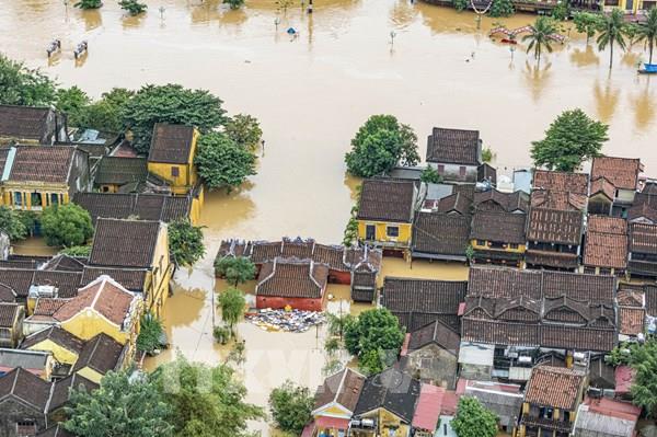 Hội An vẫn "ngâm mình" trong lũ
