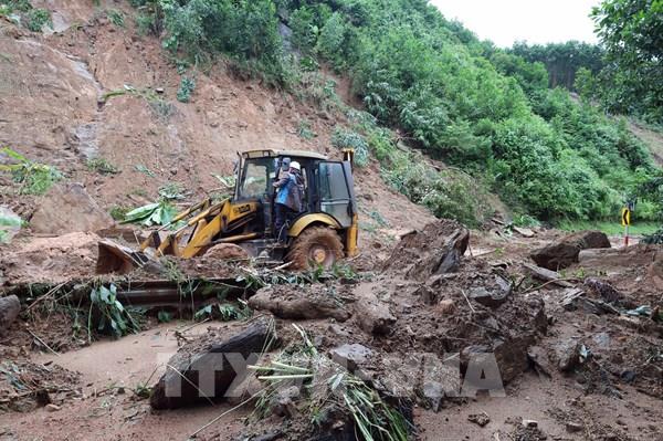 Đà Nẵng: Nhiều điểm sạt lở nghiêm trọng, đường Hồ Chí Minh vẫn chia cắt