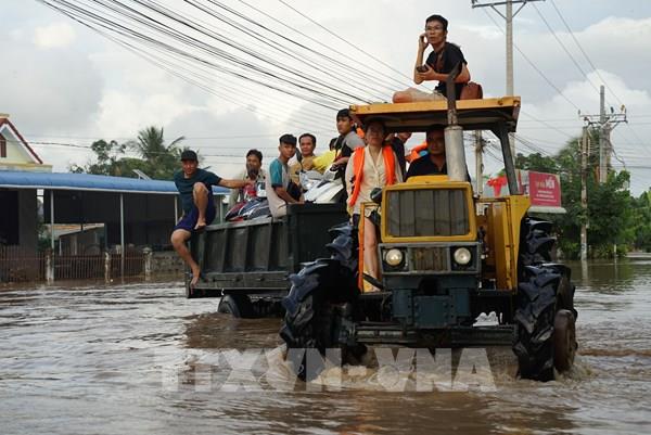 Hình ảnh di dời dân giữa dòng lũ dâng ở Lâm Đồng