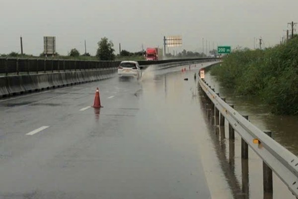 Mưa lớn gây ngập trên cao tốc Vĩnh Hảo – Phan Thiết