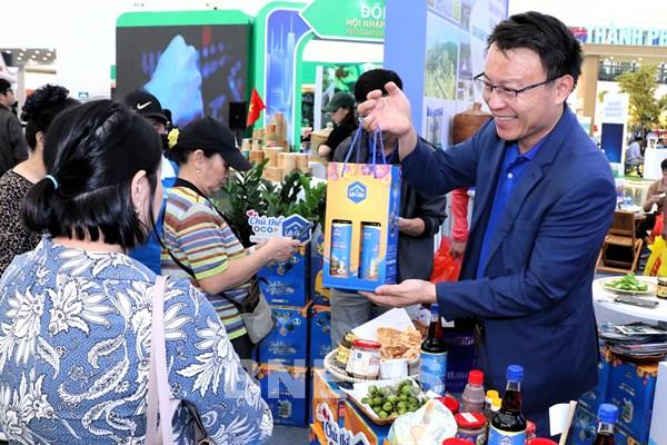 Lê Gia lan tỏa tinh hoa biển Việt tại Hội chợ Mùa Thu 2025