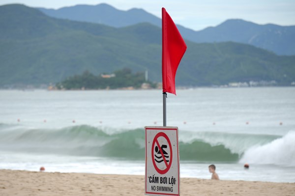 Khánh Hòa cảnh báo du khách không tắm biển trong điều kiện thời tiết bất lợi