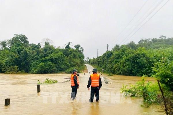 Thủ tướng chỉ đạo khẩn trương khắc phục hậu quả mưa lũ, ổn định đời sống người dân miền Trung