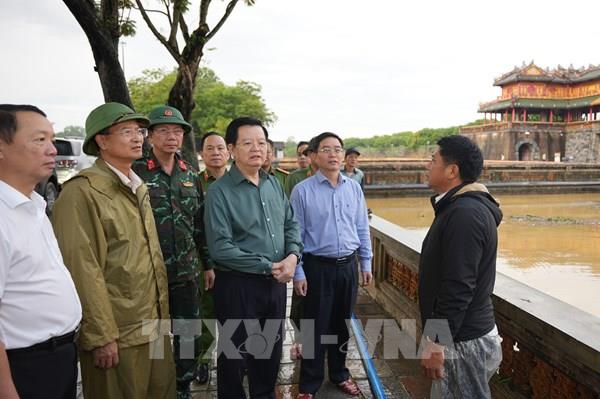 Phó Thủ tướng Mai Văn Chính kiểm tra tình hình ngập lụt tại Đại Nội Huế