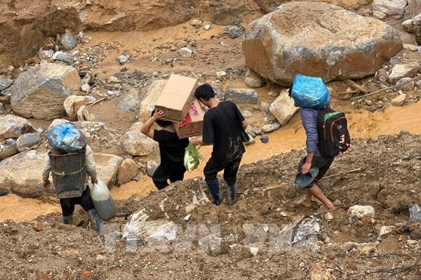 Đưa thực phẩm vượt khe suối về làng