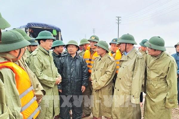 Phó Thủ tướng Mai Văn Chính trực tiếp thăm hỏi, tiếp sức đồng bào vùng ngập nặng tại Hà Tĩnh