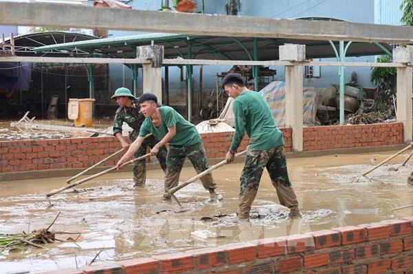 Trường Quân sự Quân khu V hỗ trợ đồng bào Hội An vệ sinh sau lũ