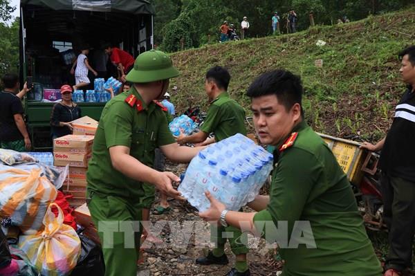 Lực lượng vũ trang Đà Nẵng vận chuyển lương thực tiếp tế cho các hộ dân bị cô lập