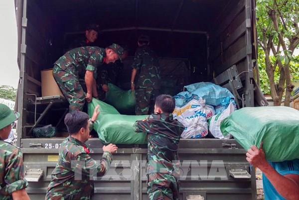 Hàng trăm trang thiết bị cứu sinh đã vận chuyển vào "rốn lũ" tại Huế và Đà Nẵng