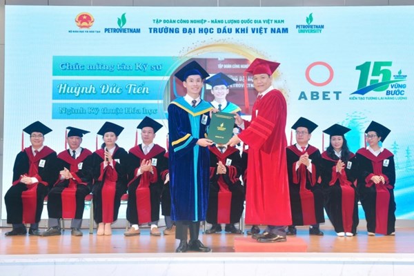 PVU khai giảng năm học mới và trao bằng tốt nghiệp năm 2025