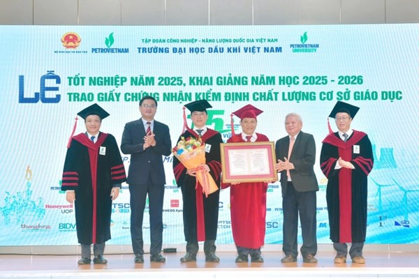 PVU đón nhận Giấy chứng nhận Kiểm định chất lượng giáo dục chu kỳ mới