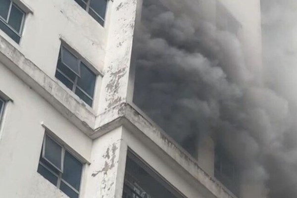 Cháy căn hộ chung cư ở Hà Nội, 2 người được cứu