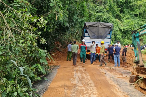 Đèo Gia Bắc (Lâm Đồng) thông xe trở lại sau nhiều giờ ách tắc