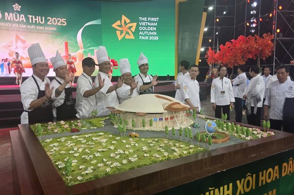 Xác lập kỷ lục mô hình Triển lãm Việt Nam tạo hình từ xôi đậu