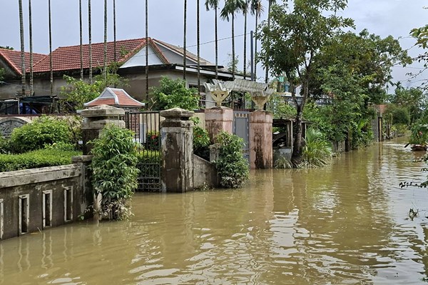 Huế: Gần 13.300 ngôi nhà vẫn còn ngập, nước các sông rút chậm