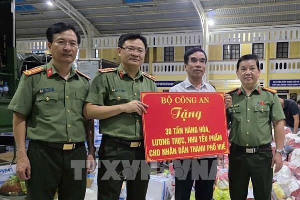 Bộ Công an gửi 30 tấn hàng hóa tiếp sức người dân vùng ngập lụt Huế