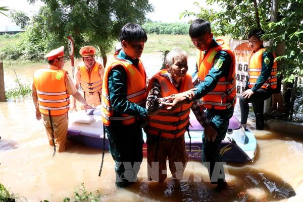 Ấm áp tình người trong mưa lũ