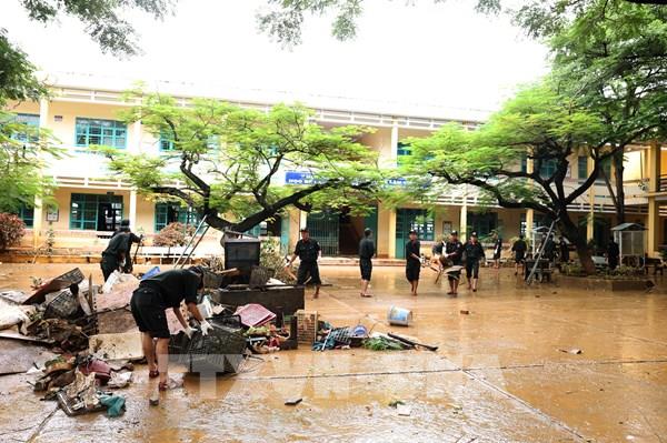 Hỗ trợ hóa chất, giống cây trồng, vật nuôi để khôi phục sản xuất sau lũ