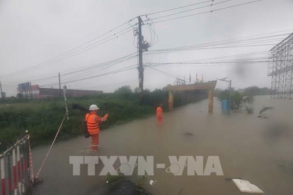 Đến  7 giờ sáng 1/11, hơn 84% khách hàng bị ảnh hưởng do mưa lũ được cấp điện trở lại