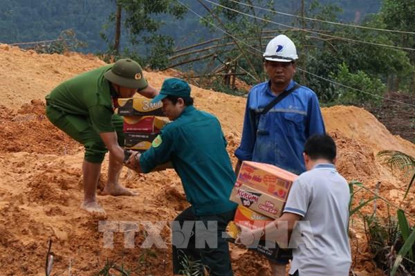 Băng rừng, vượt sông mang lương thực đến bà con vùng lũ