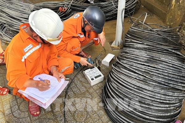 Đến  7 giờ sáng 1/11, hơn 84% khách hàng bị ảnh hưởng do mưa lũ được cấp điện trở lại